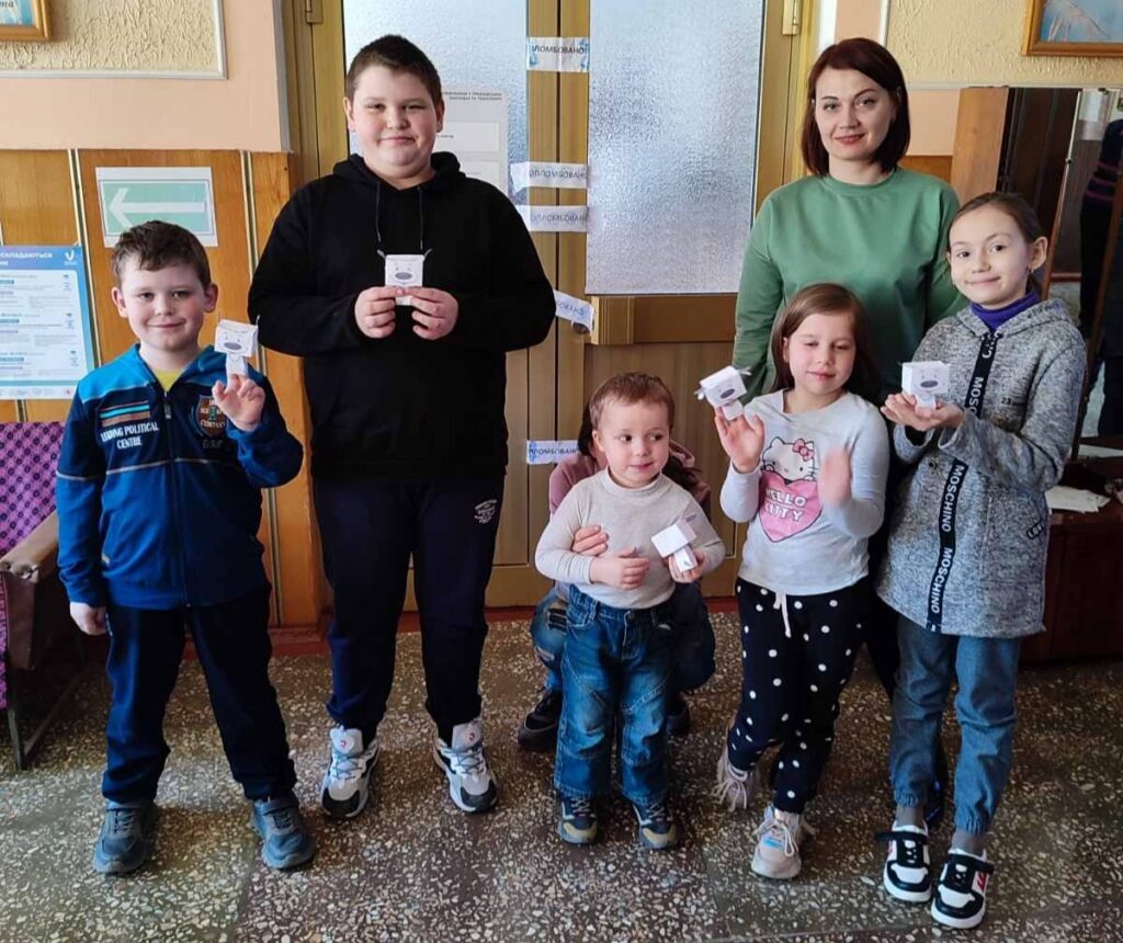І знову педагоги ЦДЮТ дарують діткам біженцям гарний настрій!