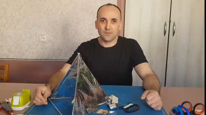 Повітряний змій у формі ромба.
