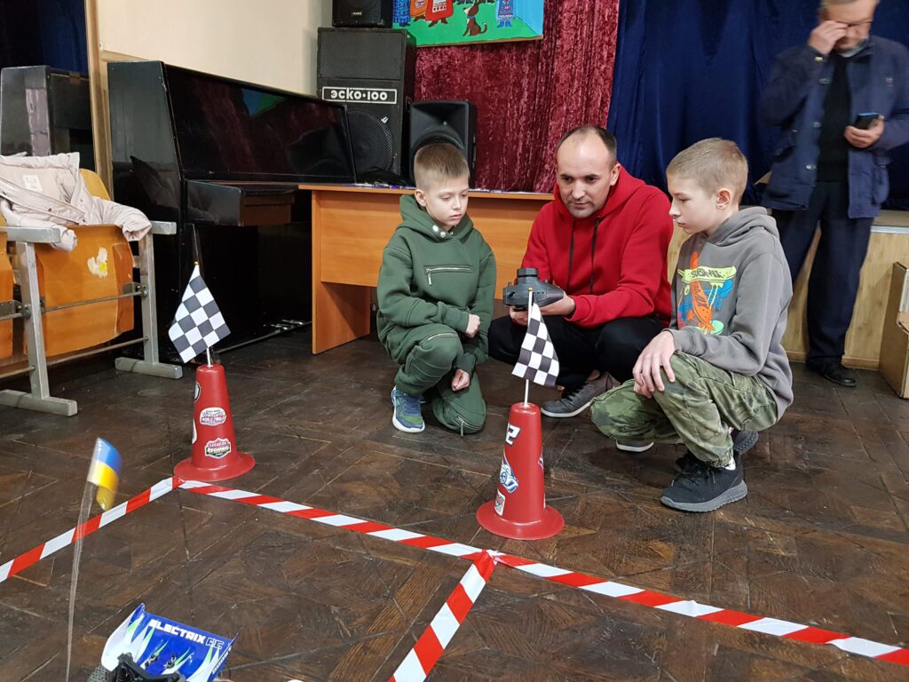 ЗМАГАННЯ З АВТОМОДЕЛЬНОГО СПОРТУ !