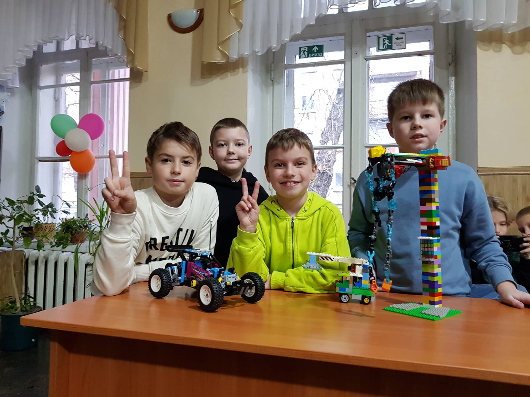 БУДУЄМО З LEGO