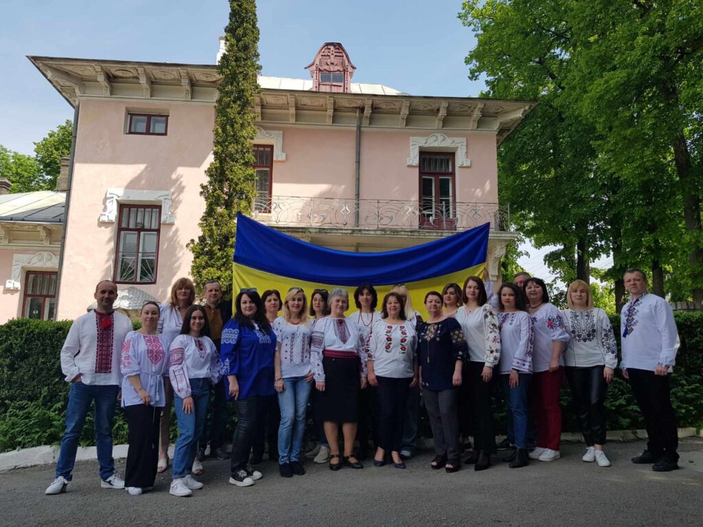 Колектив Центру дитячої та юнацької творчості вплітає у візерунок Вишиванки кольори весни, дитинства, миру.