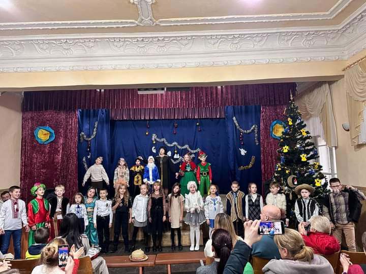 Рік за роком з краю в край йде Угодник Миколай!