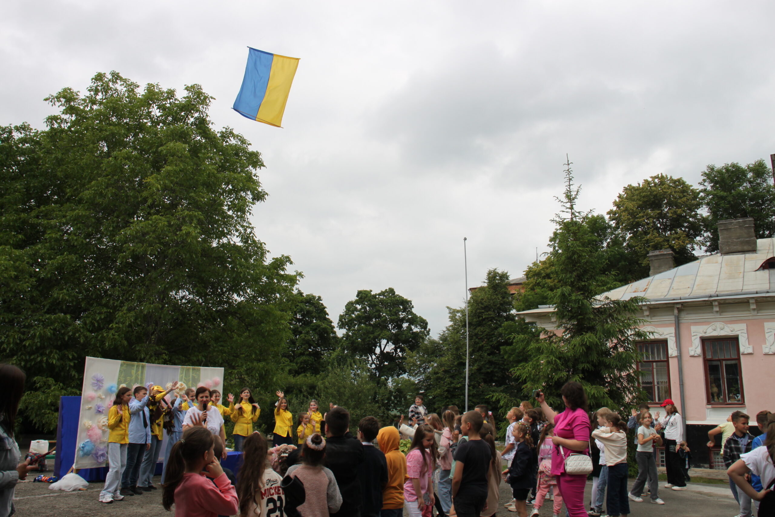 Сонцю і квітам всміхаються діти!