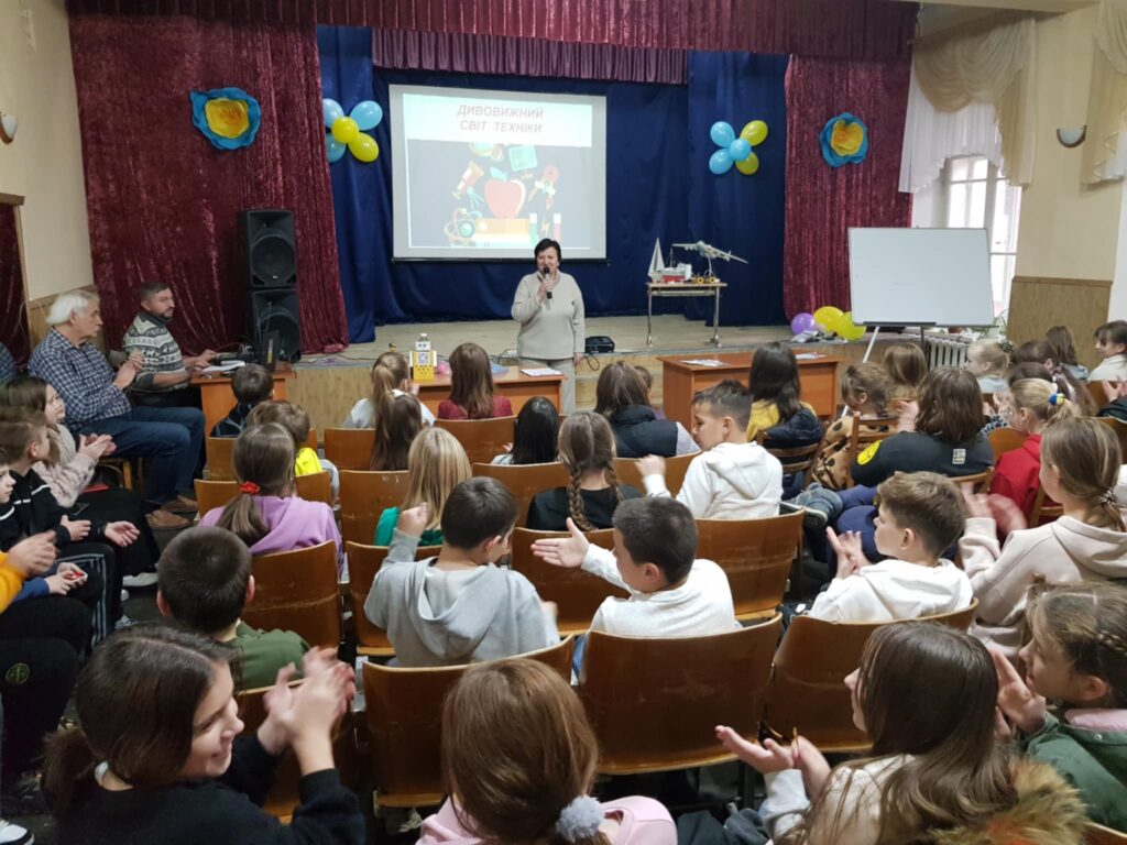 Сьогодні Центр дитячої та юнацької творчості запросив школярство міста на пізнавально-розважальну програму “Дивовижний світ техніки”.
