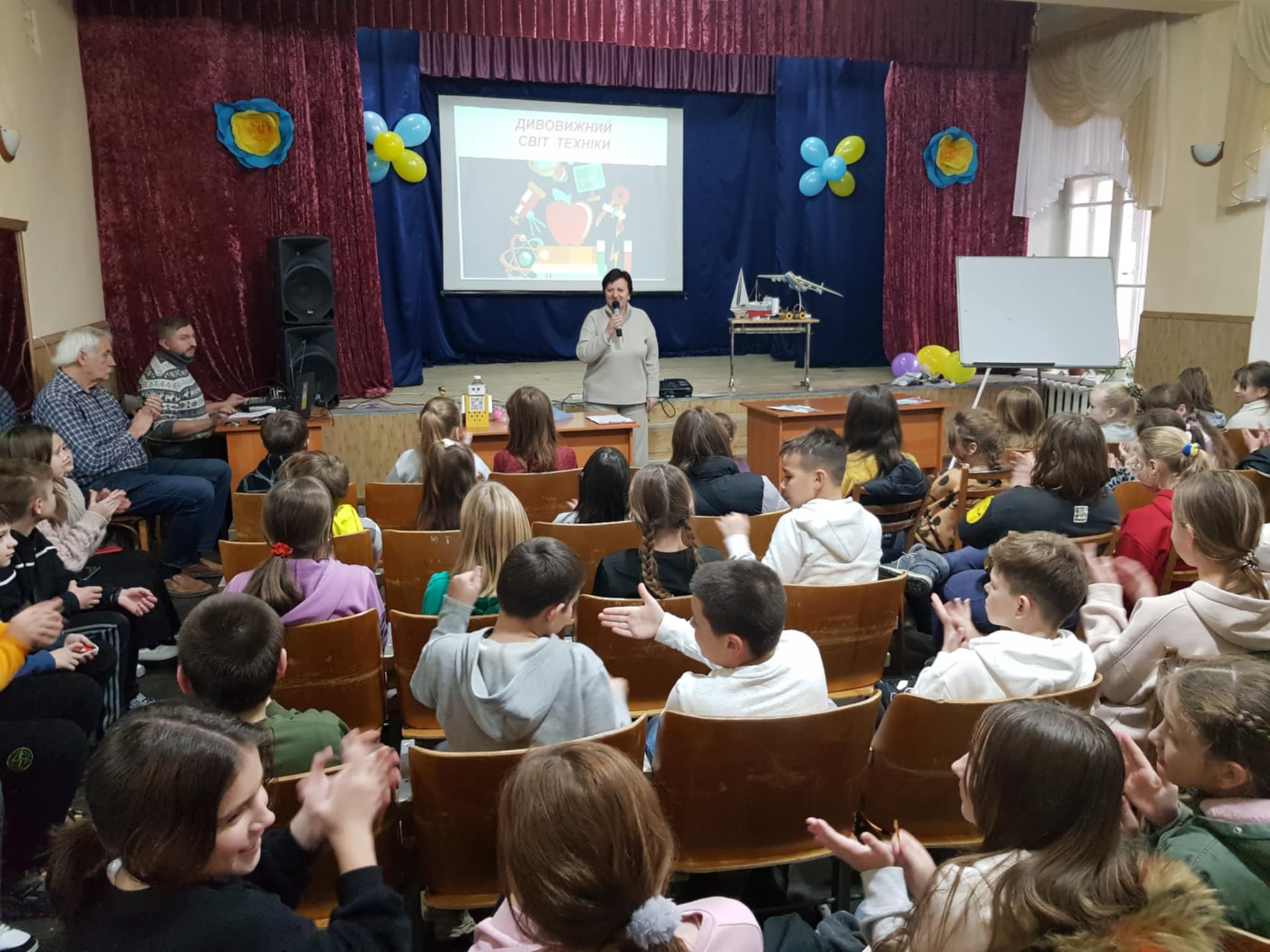 Сьогодні Центр дитячої та юнацької творчості запросив школярство міста на пізнавально-розважальну програму “Дивовижний світ техніки”.