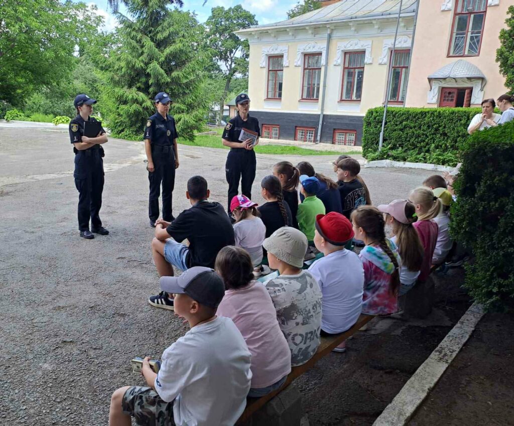 Весело влітку відпочивай, але про безпеку памʼятай.